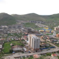 Nach einer massiven Landflucht leben nun mehr als die Hälfte der Gesamtbevölkerung der Mongolei in Ulan Bator, insgesamt 1,3 Millionen. Zwischen postsowjetischen Plattenbauten fügen sich umzäunte Jurten ein, in denen ein Großteil der Stadtbevölkerung noch lebt.