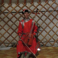 Am heutigen Abend besuchte uns eine traditionelle Musikgruppe, Musikstudenten, die die mongolische Gesangs- und Musizierkunst Reisenden vorführen und ihr Studiengeld etwas aufbessern. Hier im Bild ist die traditionelle Pferdekopfgeige.